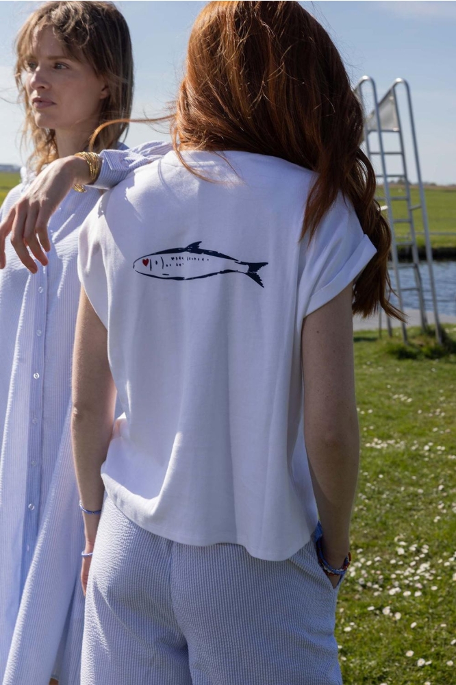 T SHIRT MET OPGEROLDE MOUW MET VIS 0304 255 1000 WIT